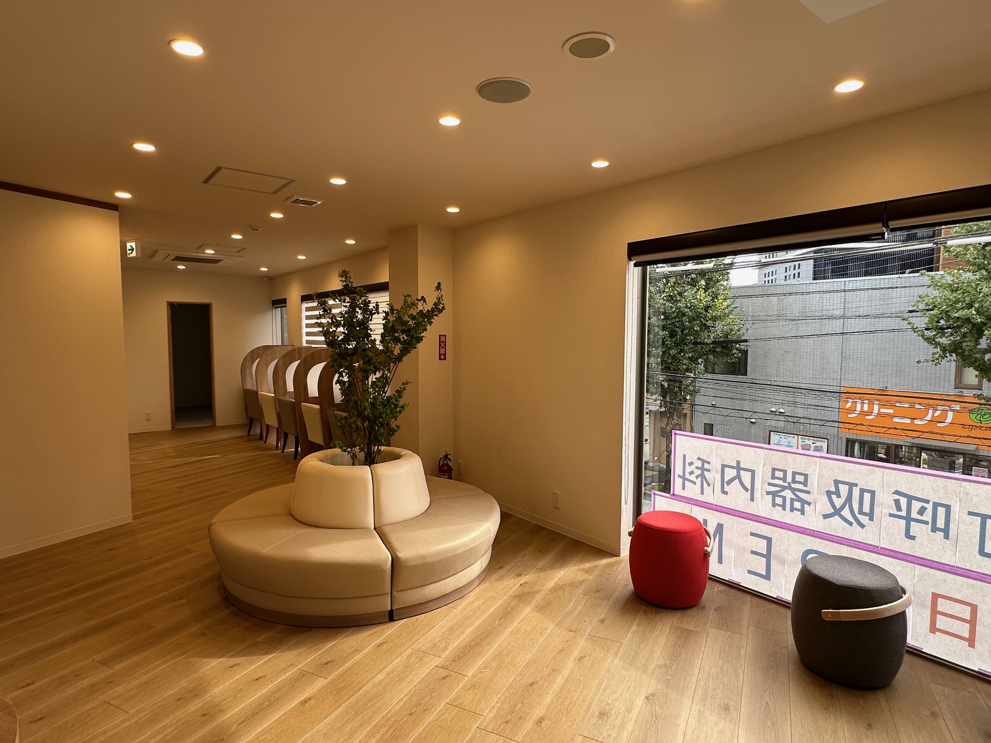 待合室のソファーが入りました